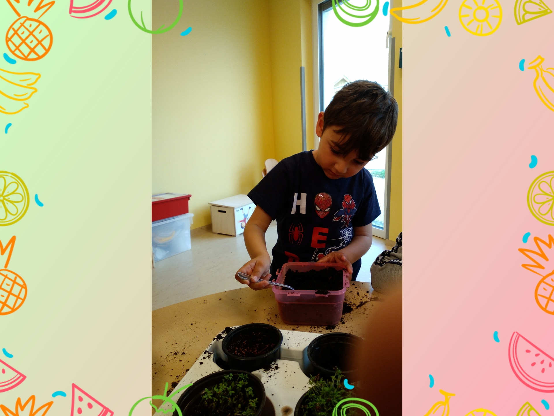 Kleine Gärtner bei den Igelkindern