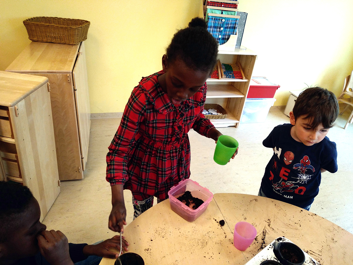 Kleine Gärtner bei den Igelkindern