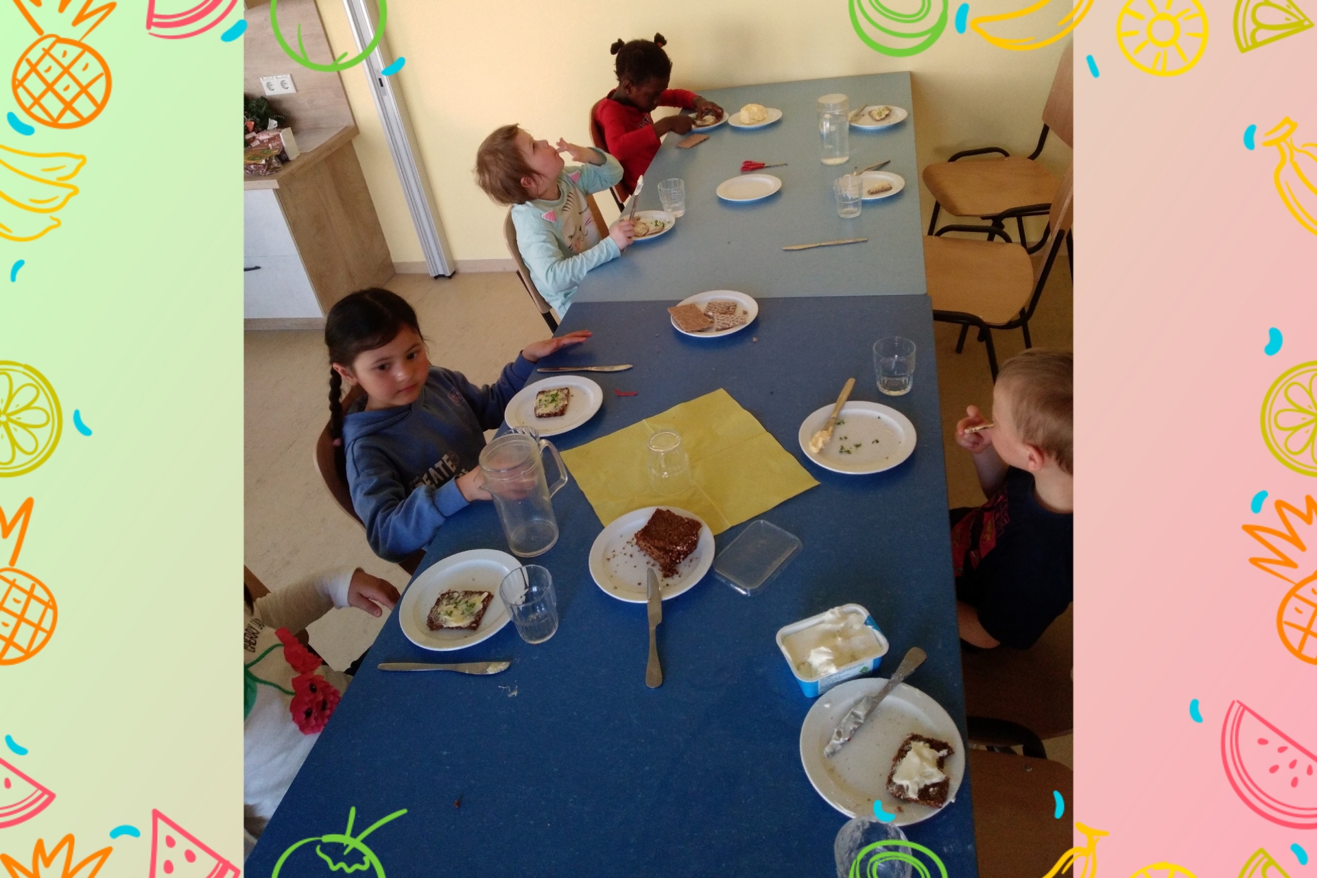 Kleine Gärtner bei den Igelkindern