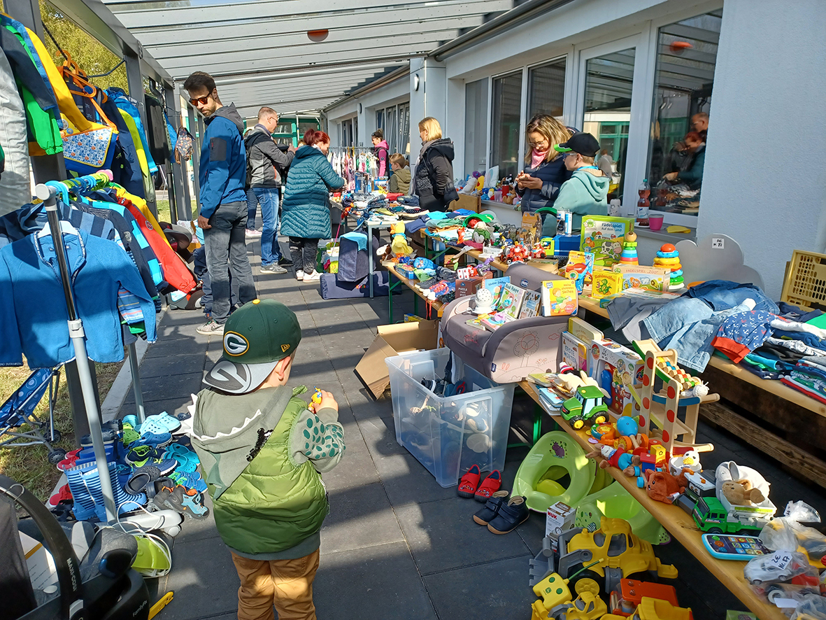 Flohmarkt unterm Regenbogen
