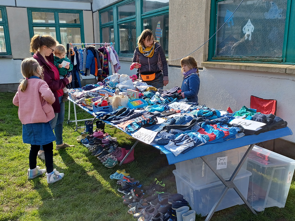 Flohmarkt unterm Regenbogen