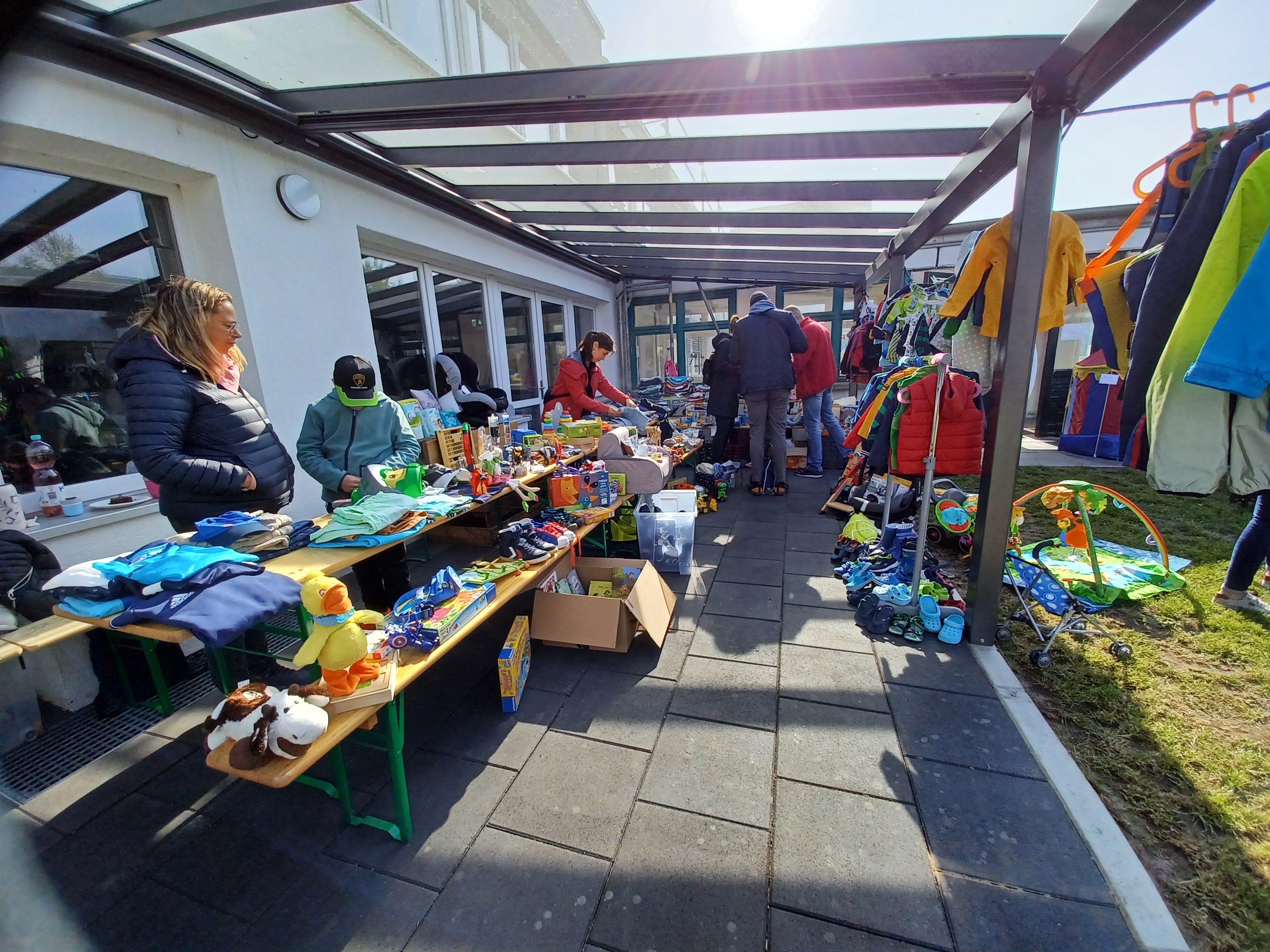 Flohmarkt unterm Regenbogen